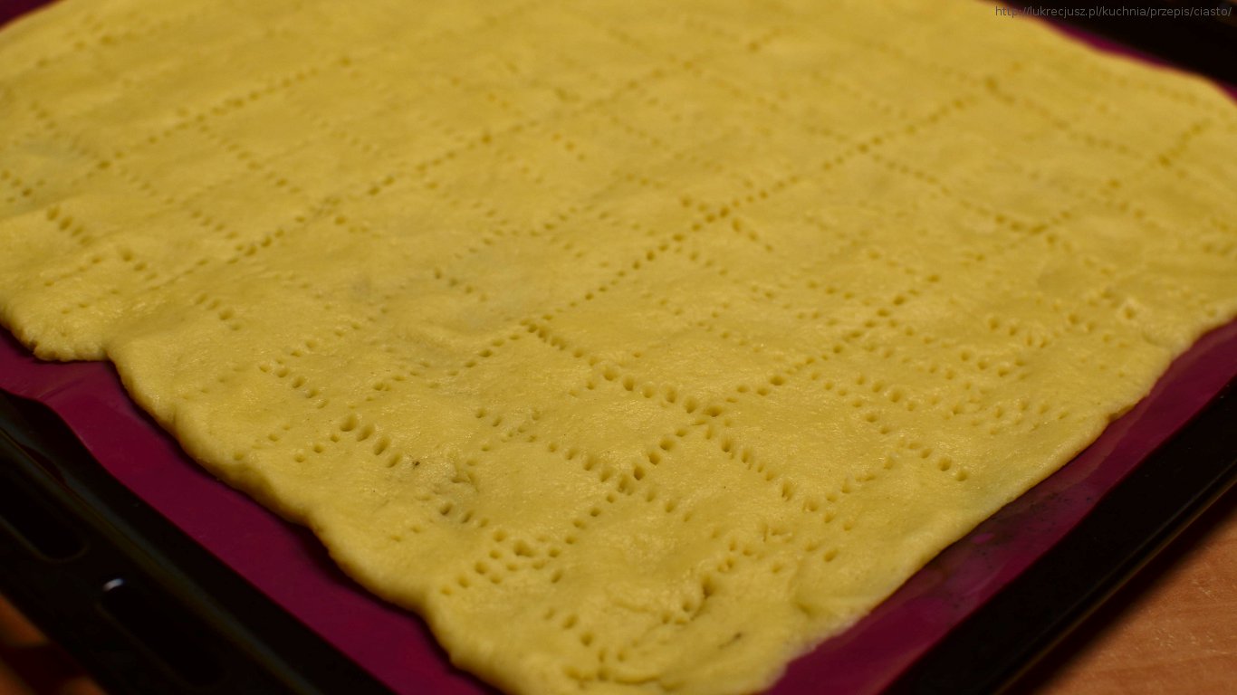 Ciasto szarlotki Żeby nie puchło nakłuwamy ciasto szarlotki