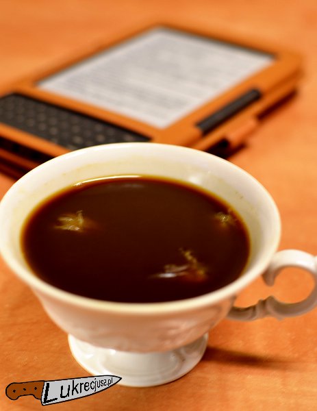 Kawa z rumem i cytryną w tle kindle