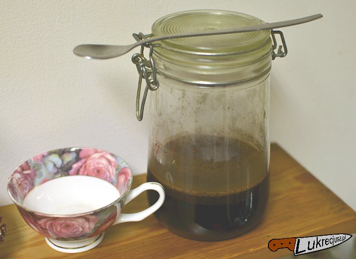 cold brew kawa parzona na zimno czeka na degustację