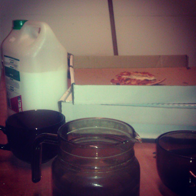 Wysłali mnie na #urlop a tu #kuchnia #malowanie i #pizza zamiast obiadu :/ jedynie pociesza myśl że będzie co oblewać