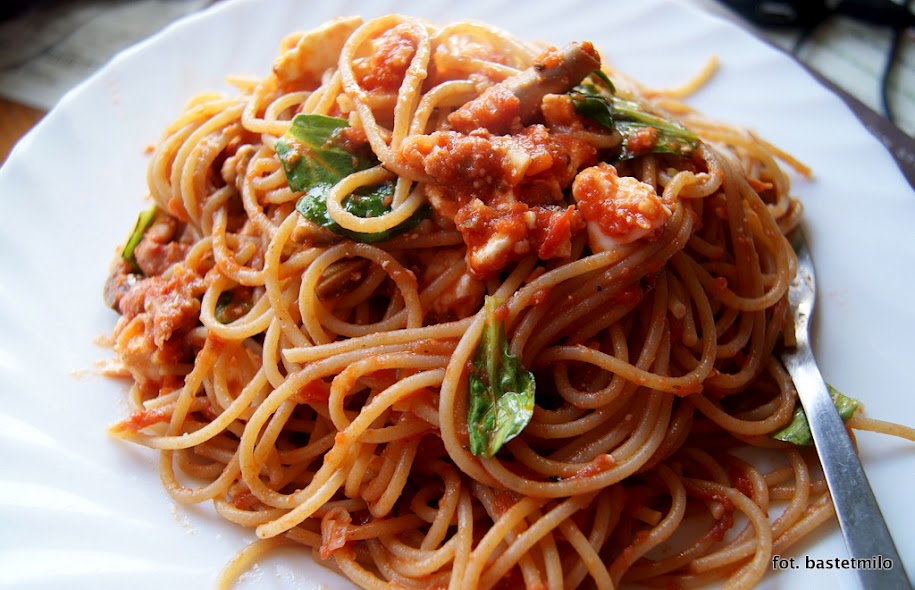 spaghetti z kalmarami w sosie pomidorowym