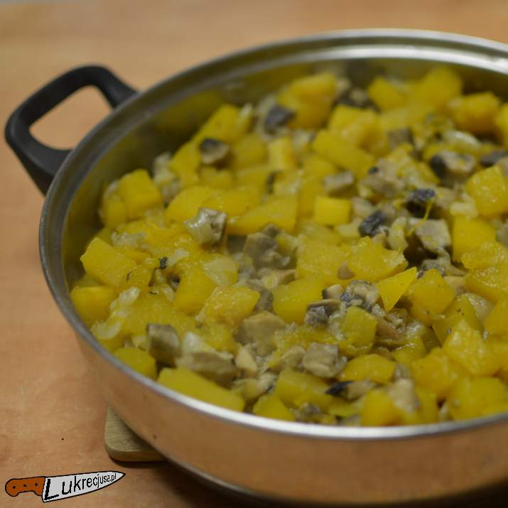 Duszenie dyni z pieczarką i cebulą w rondlu
