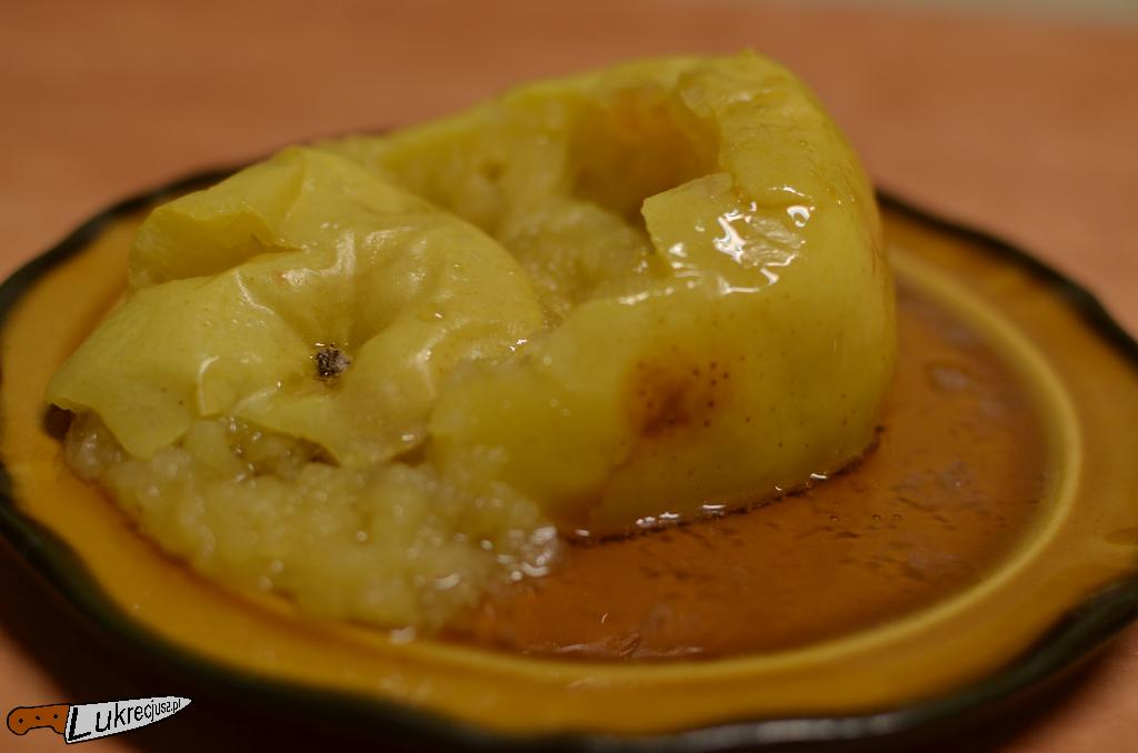 pieczone jablko z syropem cukrowym