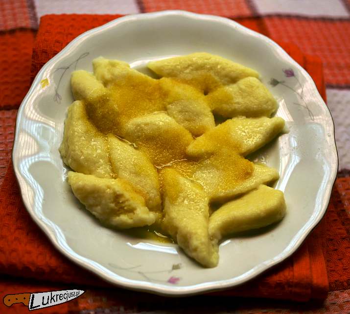 Leniwe pierogi z zasmażaną bułką tartą