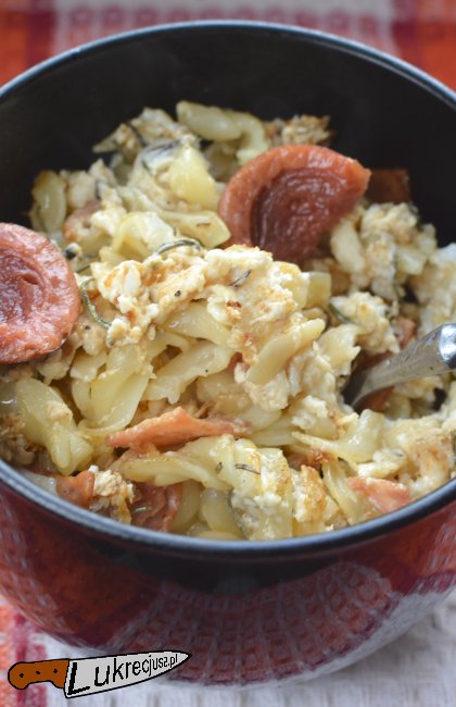 biala-jajecznica-z-makaronem