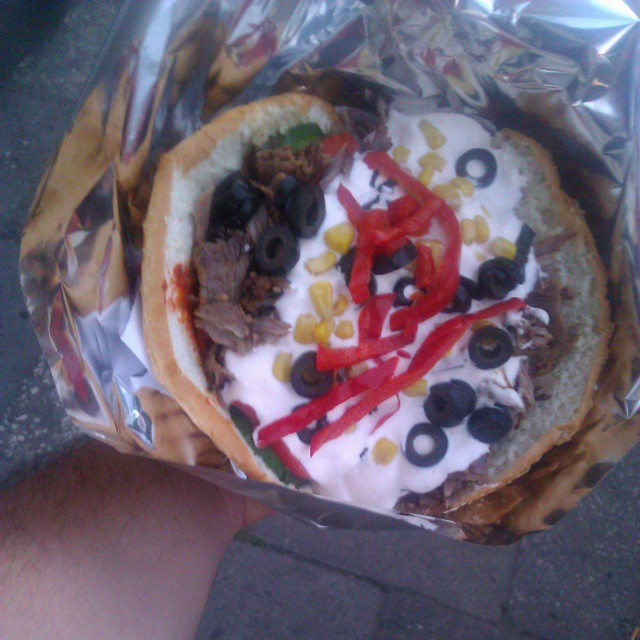 Wielki i całkiem smaczny kebab oferują co prawda ostry sos jest po naszemu ostry ale ogólem może być
