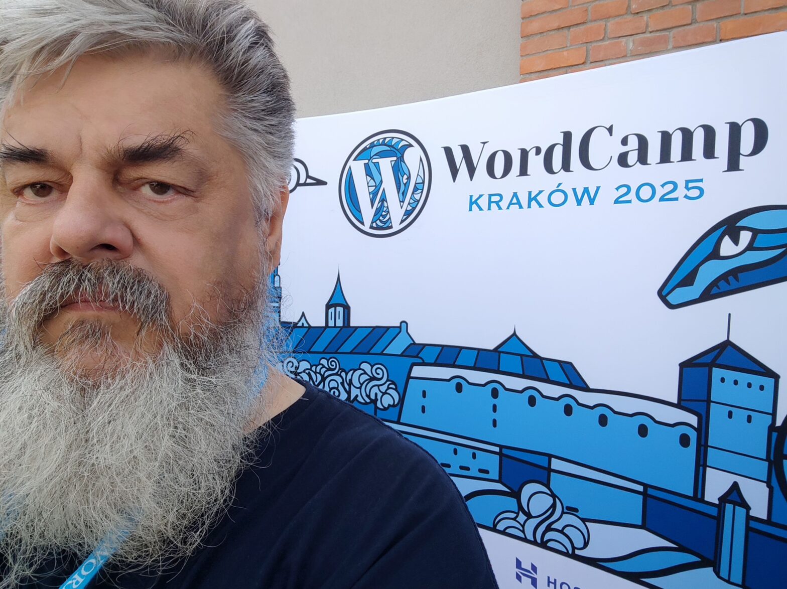 twarz na tle bannera wordcamp kraków