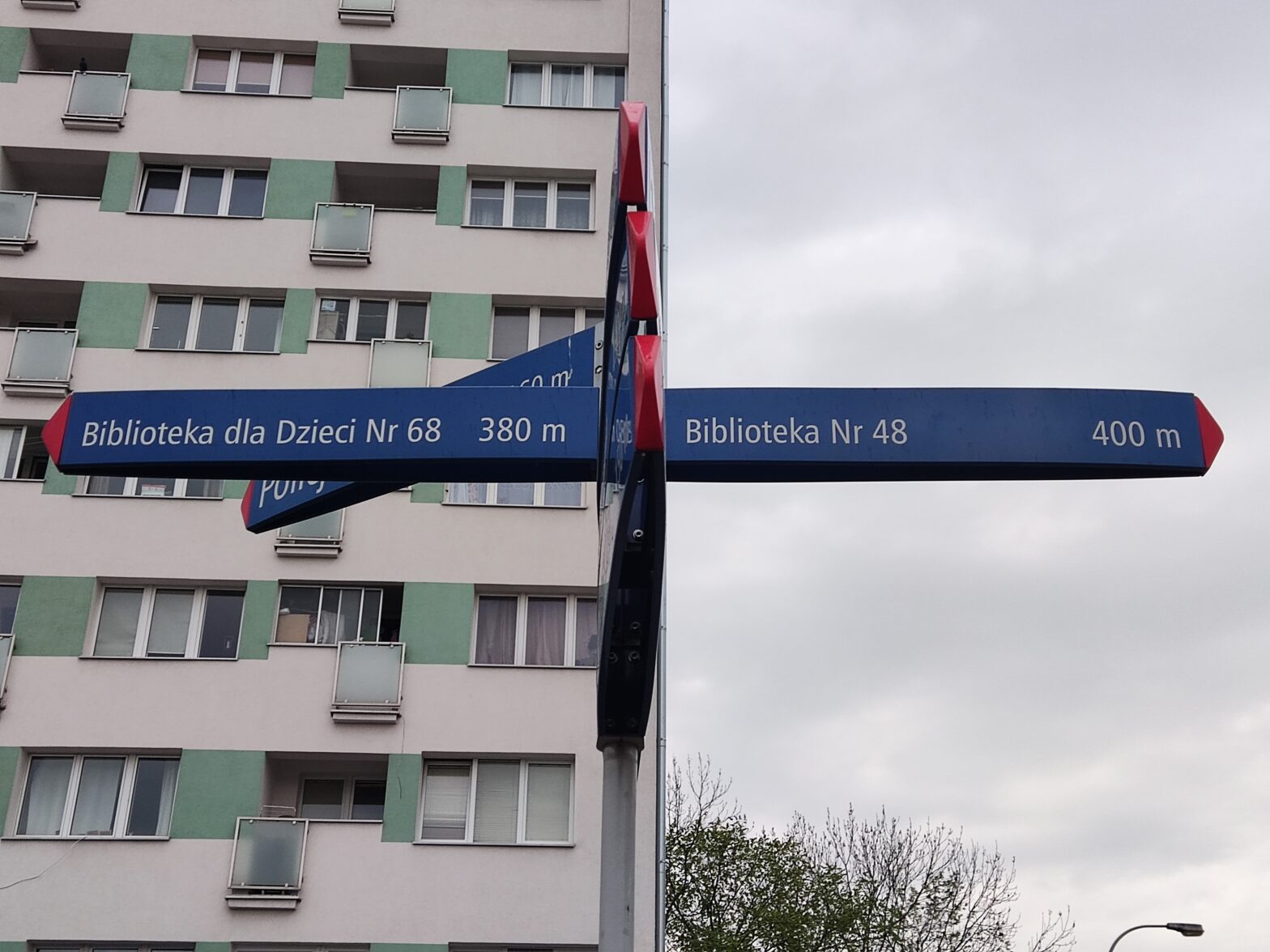 drogowskaz podający odległość od bibliotek