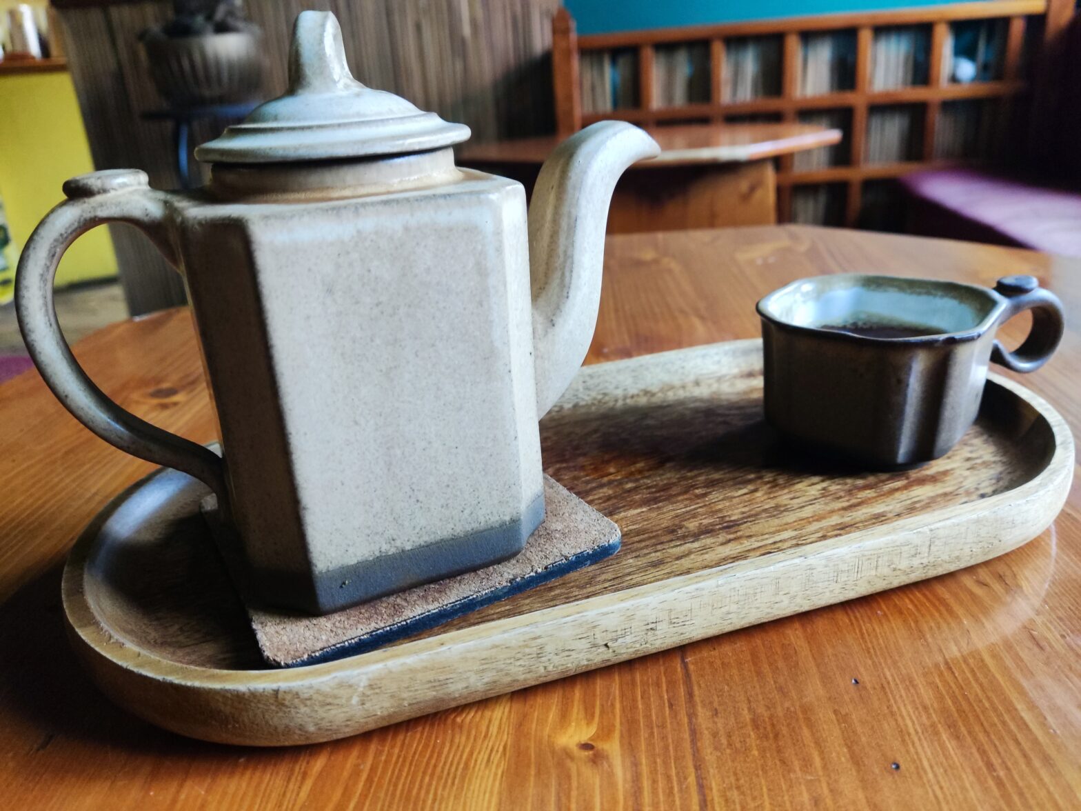 Czajniczek z filiżanką herbaty